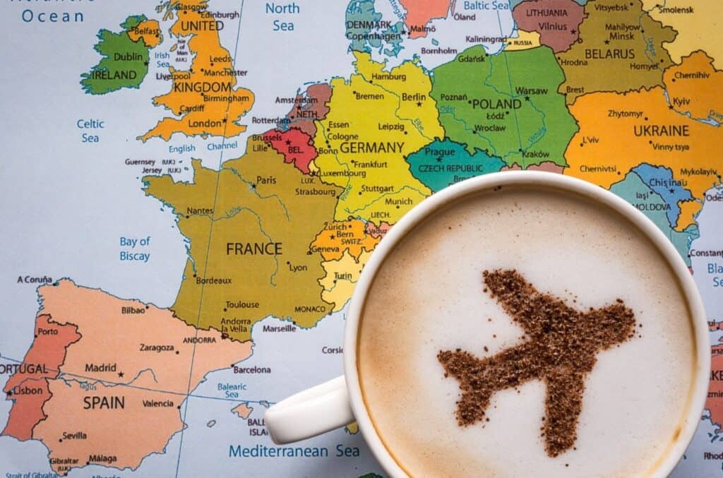 Kart over Europa som og kaffekopp med fly som illustrerer reise i Europa