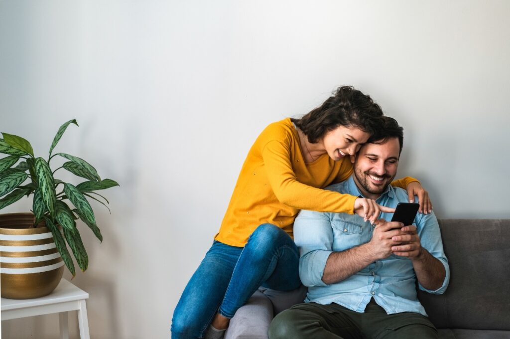 Par på mobil som finner frem til billigste forbrukslån