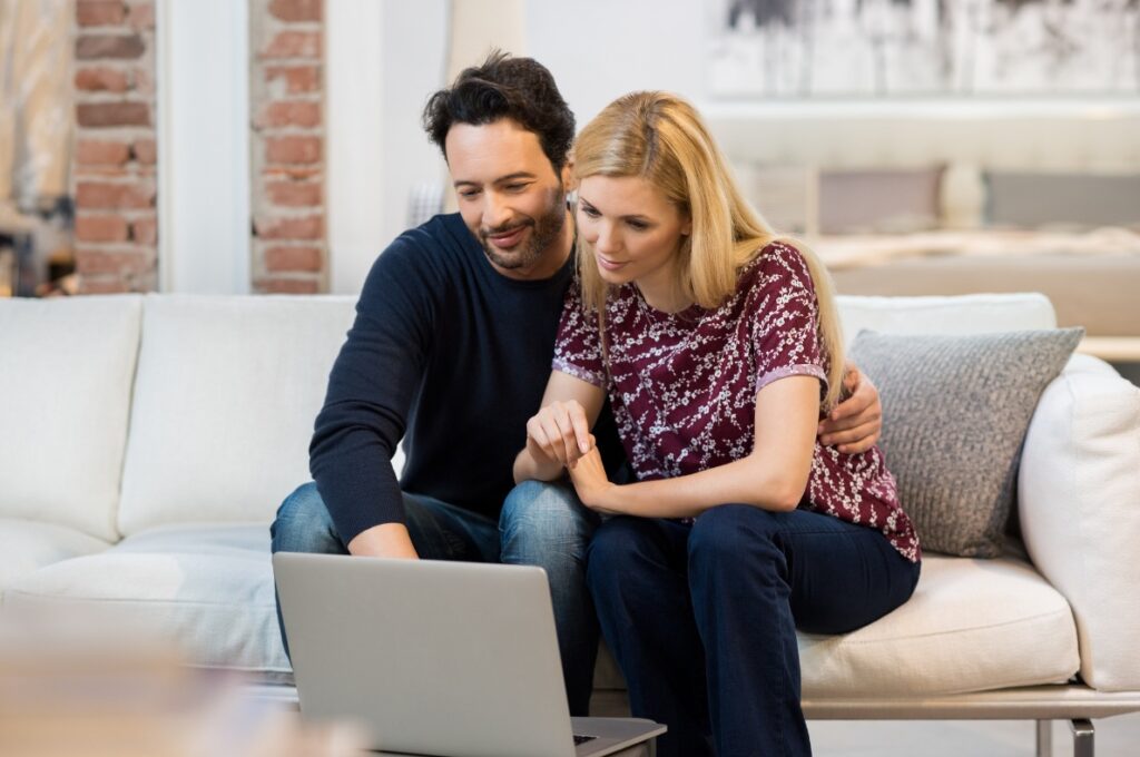 Par på laptop som finner frem til forbrukslån lav rente